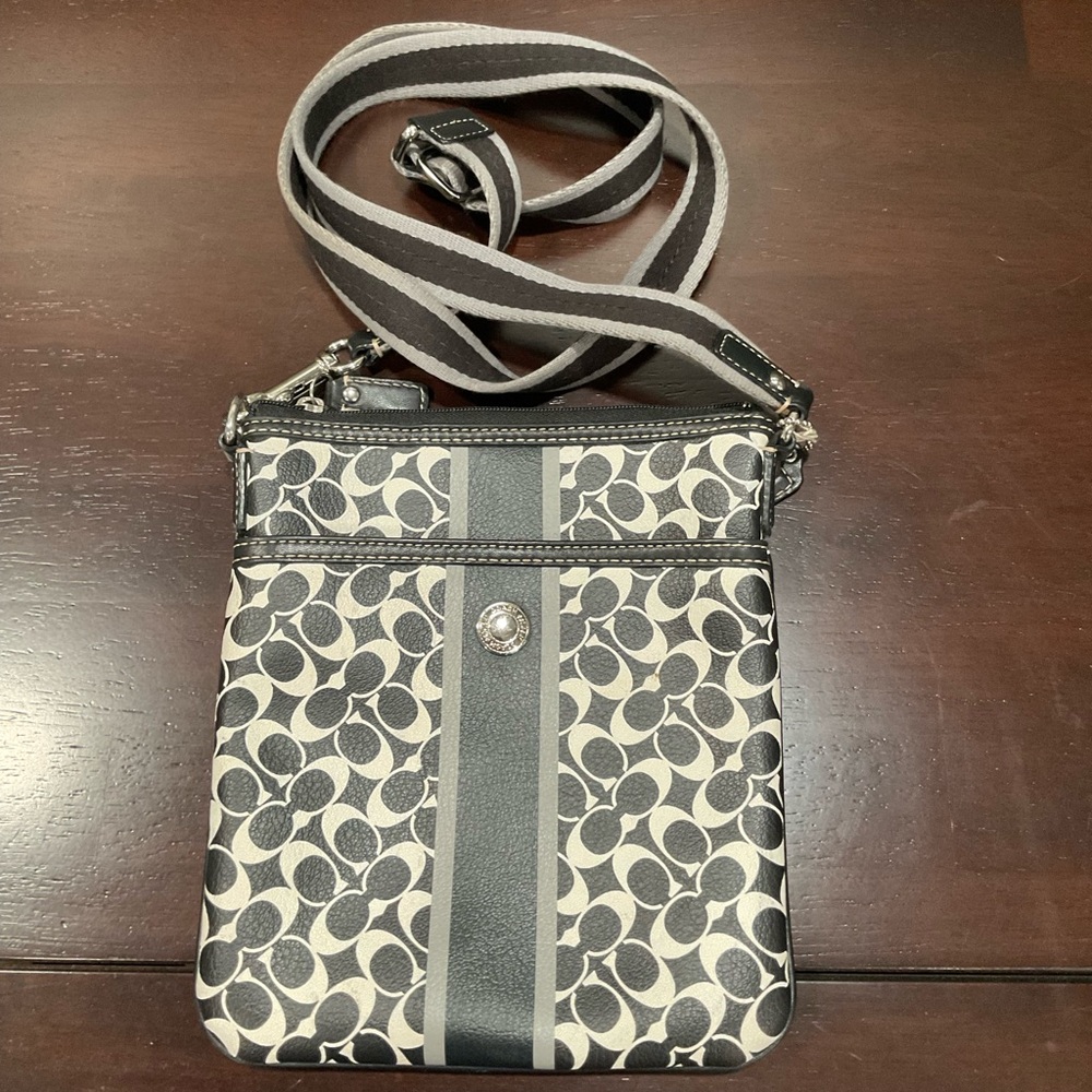 COACH BLACK AND WHITE C LOGO CROSSBODY‎ SWINGPACK